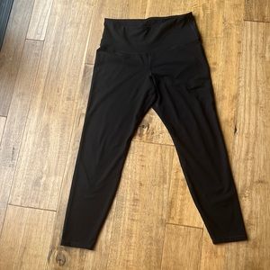Old Navy PowerPress High-Rise Go-Dry Leggings in Size Large.